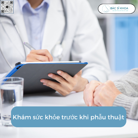 Thăm khám trước khi phẫu thuật nâng mũi sụn sườn